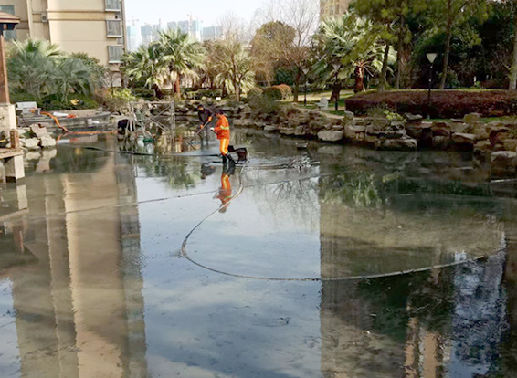 静安景观池淤泥清理