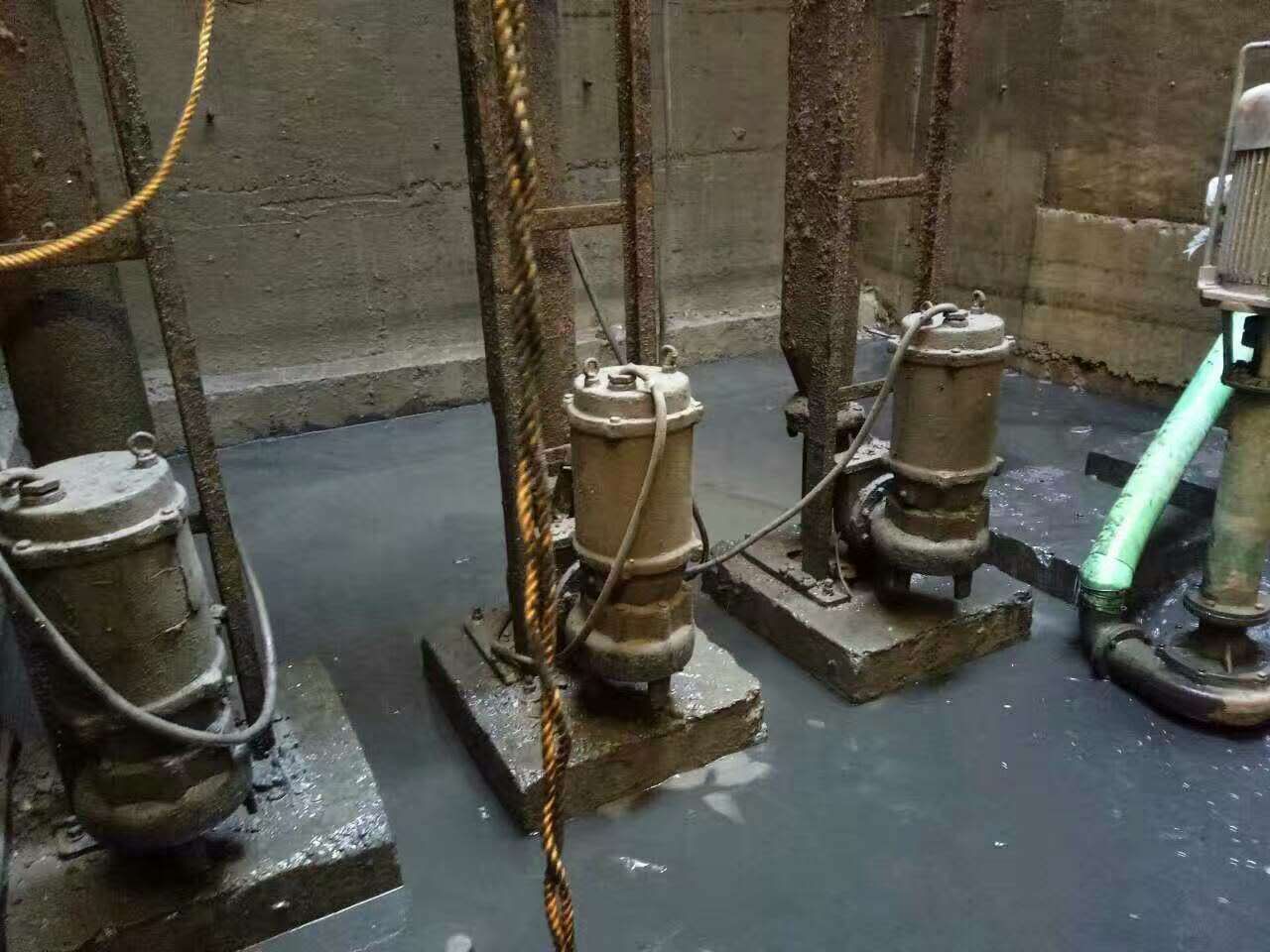 静安污水池清理