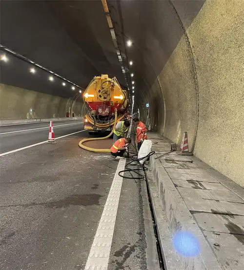 静安隧道排水渠清淤